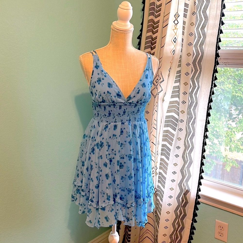 ☀️ Urban Outfitters Summer Dress Blue Flowery VNeck Cinched Medium Fits S